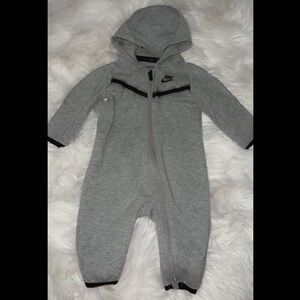 Pre-loved grey Nike tech size 6 months. Excellent condition!
